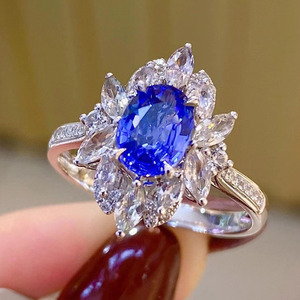Anello di Lusso con Grappolo di Gemme Blu per Donne, Elegante Gioiello da Dito alla Moda - Product Image 1