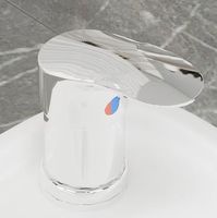 Station de lavage de cheveux pour salon de beauté et barbier, avec bac inclinable en céramique blanc et noir et siège réglable