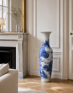 Vaso da terra gigante in stile antico blu e bianco, con intricato paesaggio di pini dipinto a mano, alto vaso decorativo da terra. - Product Image 5