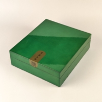 Boîte cadeau en bois laqué brillant avec doublure en velours rouge, charnière en métal doré, logo personnalisé pour le thé en briques de qualité supérieure et l'emballage de cadeaux d'affaires