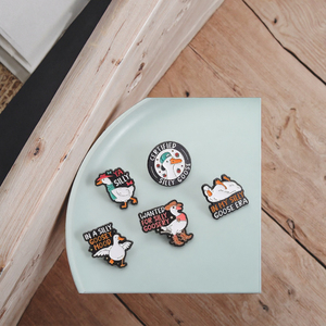 Spille Smaltate Stile Cowgirl, <span class=keywords><strong>Serie</strong></span> Creativa Bookish Cozy, Spille Cartoon, Badge Divertenti per Capodanno Cinese, Vendita all'Ingrosso - Product Image 3