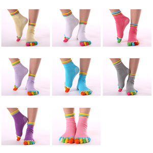 <span class=keywords><strong>Calcetines</strong></span> antideslizantes coloridos de algodón para mujer, medias de Yoga con cinco <span class=keywords><strong>dedos</strong></span>, con suela de agarre de silicona - Product Image 2
