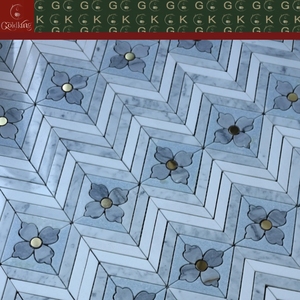 GOLDKING Mosaïque en marbre blanc à chevrons avec motif floral gris et centre doré, montée sur treillis, directement de l'usine, grande disponibilité - Product Image 5