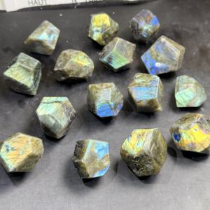 थोक प्राकृतिक क्रिस्टल शिल्प फेंगशुई फ्लैसी पत्थर लैब्राडोरी फ्रीफॉर्म ब्लॉक बिक्री के लिए - Product Image 3