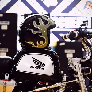 뜨거운 판매 헤드 가드 전기 오토바이 헬멧 오토바이 용 탄소 섬유 맞춤형 헬멧