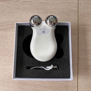 Rouleau de lifting du visage à micro-courant, masseur facial raffermissant, appareil EMS à micro-courant ionique en forme de V pour le visage - Product Image 2