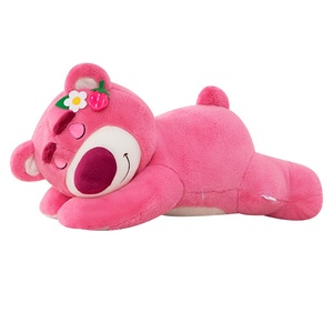Nuovo Stile Orsetto Fragola Rosa Sdraiato, Cuscino Peluche in Poliestere e Cotone PP, Regalo Unisex per San Valentino - Product Image 1