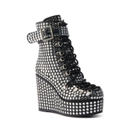Nouveau design de bottes faites à la main pour femmes à talon compensé et à rivets embellis à la cheville