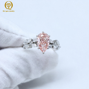 แหวนเพชรทรงลูกแพร์สีชมพูสดใส  เพชรเลี้ยงในห้องปฏิบัติการ  รับรองโดย IGI  ตัวเรือนแพลตตินั่ม สำหรับผู้หญิง  แหวนหมั้น  แหวนแต่งงาน  แหวนวันครบรอบ  แหวนที่ระลึก  เครื่องประดับ - Product Image 4