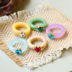 트렌디 한 여성과 남성의 패션 반지 모조 다이아몬드 수지와 플라스틱 공주 컷 다이아몬드 모양 보석과 다채로운 아크릴 - Product Image 4