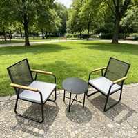 Ensemble bistrot 3 pièces en rotin tressé avec accoudoirs en bois, chaises rembourrées et table ronde en métal pour patio et jardin