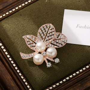 Broche en alliage plaqué or rose en forme de feuille avec perles d'imitation et cristaux pour femme, accessoire de mode pour fiançailles, mariage et soirée - Product Image 6