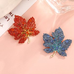เข็มกลัดโลหะผสมรูปใบเมเปิ้ล สีแดงและสีน้ำเงิน โลหะผสมสังกะสี ประดับด้วยไมโครอินเซิร์ท สำหรับผู้หญิง แฟชั่นงานปาร์ตี้ เครื่องประดับติดเสื้อ ขนาด 5x4.5 ซม. - Product Image 1