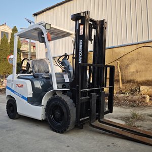 Montacargas TCM 3T Usado de 3 Toneladas a Gas GLP con Desplazador Lateral Hidráulico, Neumáticos Sólidos y Mástil de Dos Etapas - Product Image 2