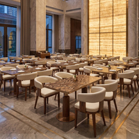 Maßgefertigte Hotel-Esstisch- und Stuhlsets Restaurant-Möbel Luxuriöse Bankettsaal-Metalltische mit Massivholzstühlen