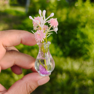 Vase en acrylique transparent rouge vif avec fleurs, mini pot en verre décoratif pour l'intérieur de la voiture, ornement de bureau, printemps 2025 - Product Image 2