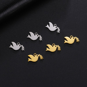 อุปกรณ์ตกแต่งสแตนเลสขนาด 13*6.8 มม. สำหรับงาน DIY ขายดีในต่างประเทศ จี้รูปนกพิราบแห่งสันติภาพพร้อมกิ่งมะกอก - Product Image 1