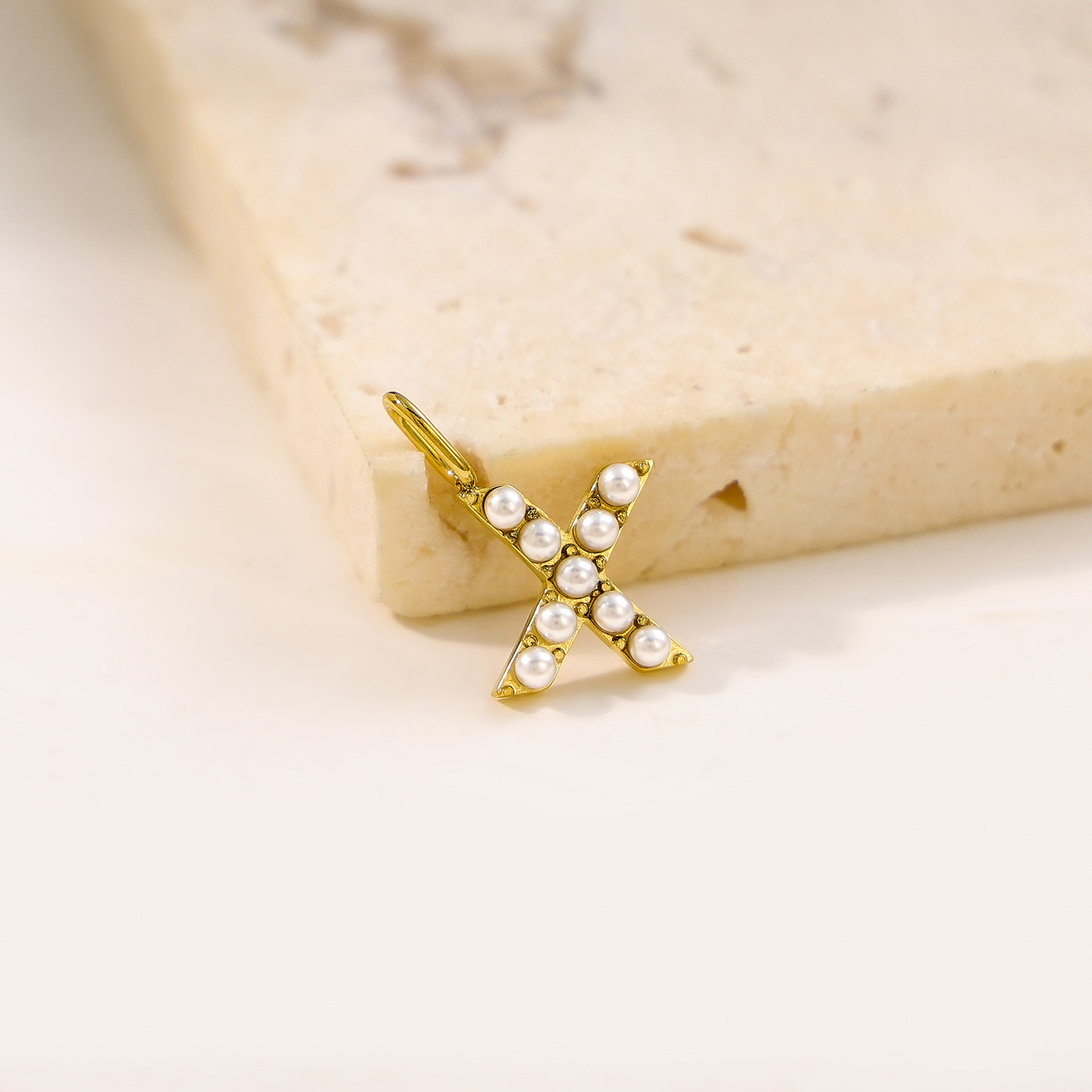 Lettre X en perles (0,93 cm x 1 cm)