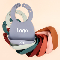 Bavoirs pour tout-petits imperméables sans BPA avec fermeture à pression réglable et poche de récupération, testés CPC |   Logo personnalisé OEM en gros