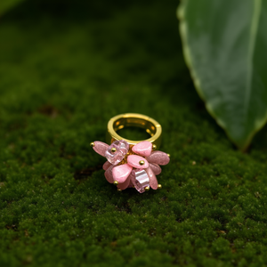 แหวนแฟชั่นชุบทอง PVD สแตนเลสสตีล 316L ทนทาน ดีไซน์ประดับด้วยหินสีชมพู - Product Image 3