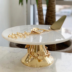 Le gâteau d'or de luxe se tient sur le dessus de marbre pour des décorations de noce - Product Image 1