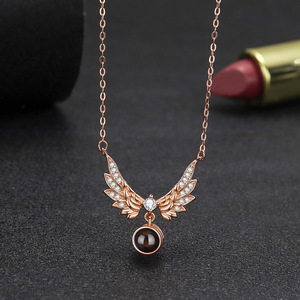 Collana con Proiezione Fotografica Personalizzata per Donne, Ciondolo Ali d'<span class=keywords><strong>Angelo</strong></span>, <span class=keywords><strong>Ti</strong></span> <span class=keywords><strong>Amo</strong></span> in 100 Lingue, Gioiello Commemorativo Personalizzato - Product Image 5