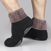 Vente en gros de chaussettes décontractées doublées en polaire épaisse pour hommes pour l'hiver pantoufles respirantes et antibactériennes pour la maison avec fonction antidérapante