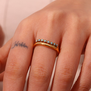 Bague en acier inoxydable plaqué or 18 carats avec incrustation de zircone cubique, résistante à l'eau et au ternissement, empilable, pour femme - Product Image 3