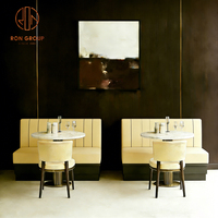 Ensemble de mobilier de café-restaurant en marbre courbé : table, chaises, banquette et canapé