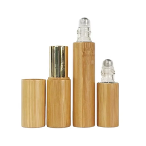 Venta al por mayor logotipo personalizado grabado bambú embalaje Twist up barras de labios cilindro bálsamo labio brillo tubo cosmético - Product Image 1