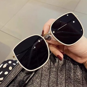 Lunettes de soleil Gm surdimensionnées BIB, tendance, pour femmes, protection UV400, pour sorties et fêtes - Product Image 1