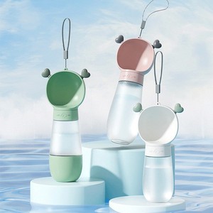 Bouteille d'eau portable pour animaux de compagnie avec bol pour chiens, gobelet de voyage, distributeur manuel en plastique, design mignon pour une utilisation en extérieur - Product Image 1