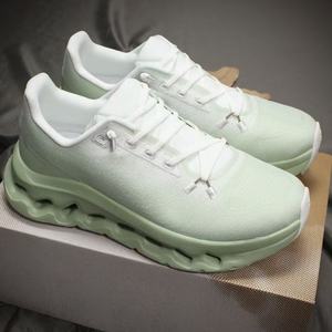 Chaussures de sport tendance de haute qualité, couleur vert menthe, respirantes, antidérapantes et confortables. - Product Image 1