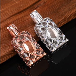 Placa <span class=keywords><strong>de</strong></span> Metal Personalizada con Nombre <span class=keywords><strong>de</strong></span> Perfume <span class=keywords><strong>de</strong></span> Lujo, Logotipo Metálico <span class=keywords><strong>de</strong></span> Alta Gama para Botellas <span class=keywords><strong>de</strong></span> Fragancia, Solución <span class=keywords><strong>de</strong></span> Empaque Cosmético Premium - Product Image 2