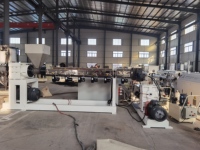 Extrudeuse de granulation produisant des granulés de couleur uniforme, sans matière non plastifiée ni éclats blancs.