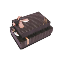Boîte cadeau rigide en gros personnalisée avec logo doré, doublure en velours, matériaux recyclés, gaufrage pour collier et bague
