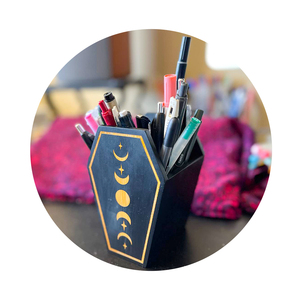 Soporte de <span class=keywords><strong>brochas</strong></span> de maquillaje gótico para decoración de escritorio de oficina de Halloween, portalápices de ataúd, suministros de oficina de Halloween, decoración de ataúd - Product Image 1