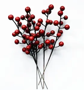Pemasok buah Holly berry merah buatan untuk dekorasi pohon Natal untuk karangan bunga DIY