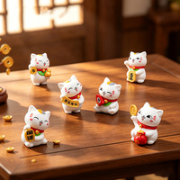 Patung Kucing Keberuntungan Lucu Maneki Neko Ornamen Mini Keberuntungan untuk Dekorasi Dasbor Interior Mobil Meja Rumah Hadiah Keberuntungan Feng Shui