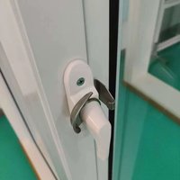 Fenêtres à double vitrage Fenêtres coulissantes insonorisées en PVC/UPVC avec moustiquaire et barre décorative