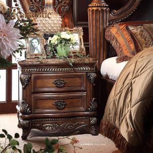 Ensemble <span class=keywords><strong>de</strong></span> meubles <span class=keywords><strong>de</strong></span> chambre à coucher <span class=keywords><strong>de</strong></span> luxe européen avec <span class=keywords><strong>lit</strong></span> en bois massif artisanal, revêtement en cuir <span class=keywords><strong>de</strong></span> qualité supérieure et design classique - Product Image 3