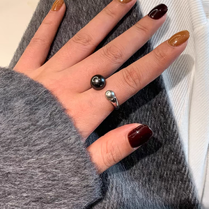 Nuovi Anelli 2024 in Ottone Placcato Platino con Zirconi Incastonati, Regolabili, Lucidi, con Perle Nere, Bianche e Grigie per Donne - Product Image 5