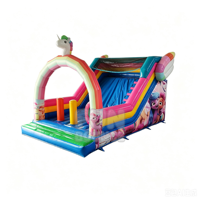 Parc d'attractions avec toboggan sec sur le thème de la licorne et jeux d'équipe