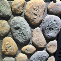 Vente en gros de panneaux artificiels 3D étanches pour la décoration intérieure et extérieure Panneau mural en pierre PU avec galets de granit
