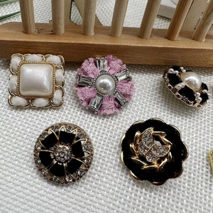 2024 Tùy Chỉnh Bán Hàng Nóng Tùy Chỉnh Nút Quần Áo Phụ Kiện Chuỗi Kim Loại Nút Cho Túi Vải Giày Phụ Kiện - Product Image 1