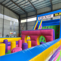 Structure de jeu gonflable colorée pour enfants avec mur d'escalade et tunnels en arc pour plaza, centre de divertissement familial