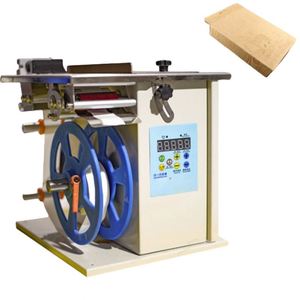 Machine d'étiquetage de précision à plat, plieuse et applicatrice d'autocollants à angle droit pour un emballage soigné et professionnel - Product Image 1