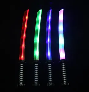 Venta al por mayor barato realista iluminar LED intermitente Samurai katana espadas de juguete para los niños