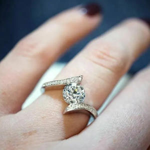 Anello di Fidanzamento Q118 per Donna in Oro Bianco con Diamante Taglio Brillante Rotondo Colore G Naturale e Diamanti Laterali - Product Image 2