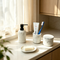 Ensemble d'accessoires de salle de bain en résine imitation marbre blanc moderne, 4 pièces : distributeur de savon liquide, porte-brosse à dents, pot et porte-savon
